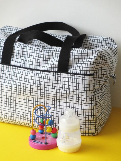 *Tadaam !: DIY / Tuto ★ Sac à langer ou sac week-end Nursing Bag, Sac Diy, Nurse Bag, Baby Couture, Sac Week End, Bag Tutorial, Weekend Bag, Changing Bag, Couture Sewing