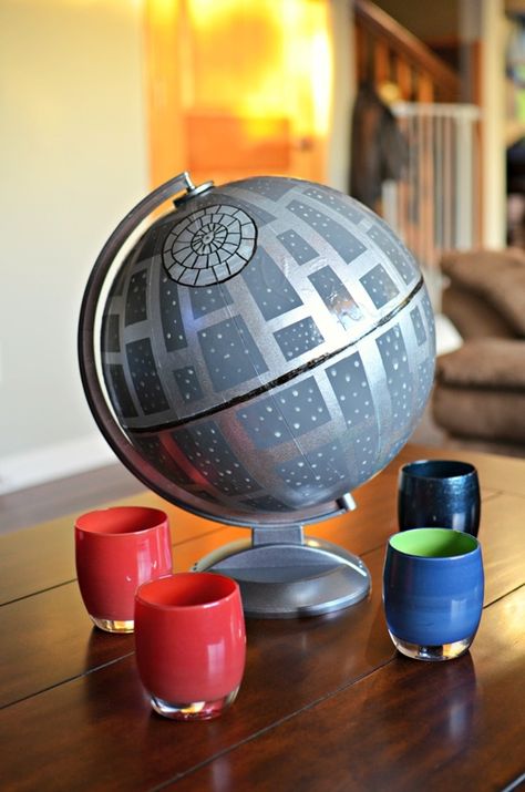 Upcycled Globe, Globe Upcycle, Globe Painting, Diy Globe, Globe Projects, Old Globe, Painted Globe, Room Decor Crafts, Star Wars Crafts