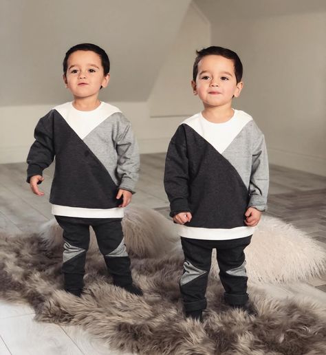 Newborn Goals, Walking Photo, Twin Baby Photos, Childhood Pics, Twin Baby Clothes, Nostalgic Childhood, Twin Baby Boys, Twin Life, Cute Twins