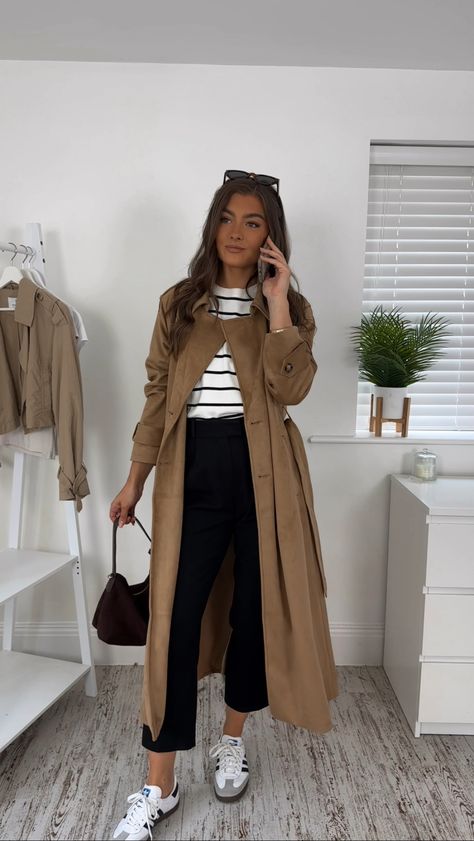 Trench Coat Outfit Sneakers, Trench Coat And Joggers Outfit, Spain November Outfit, Europe March Outfits, Trench Coat Outfit With Dunks, London March Outfit, Trench Coat And Trainers Outfit, Zara Cropped Trench Coat Outfit, Cropped Trench Coat Outfit