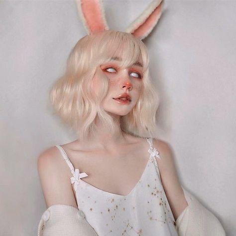 Lola Bunny Makeup Halloween, White Rabbit Makeup, Bunny Halloween Makeup, Alice In Wonderland Makeup, Bunny Makeup, Wonderland Makeup, White Rabbit Alice In Wonderland, Rabbit Halloween, Looks Hippie