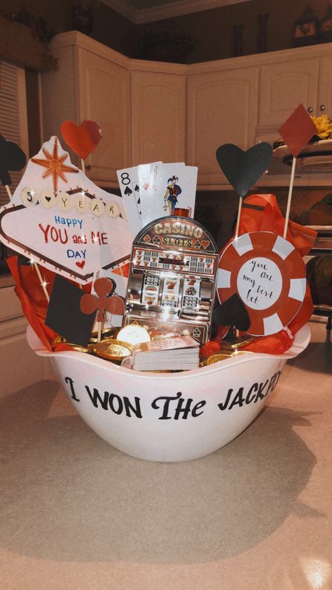 Gifts For Gamblers, Casino Christmas, Hopelessly Romantic, Poker Gifts, Raffle Basket, One Year Anniversary Gifts, Birthday Gifts For Boyfriend Diy, 21 Birthday, Urban Sketch