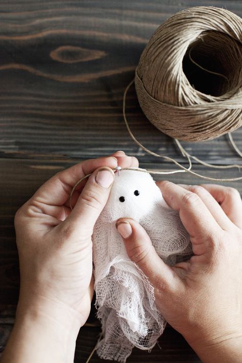 Fabric Ghost Garland, Halloween Ghost Garland Diy, Mini Cheesecloth Ghosts, Easy Halloween Garland Diy, Tulle Ghost Decoration, Yarn Pumpkin Garland Diy, Diy Ghost Decoration Hanging, Ghost Ornament Diy, Diy Ghost Garland Yarn