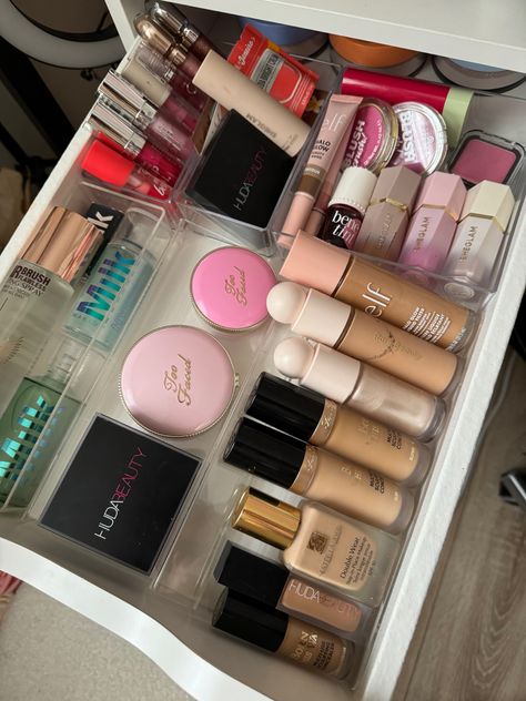 #makeup #aesthetic Makeup Products Organization, Makeup Set Up, Makeup Astethic, Makeup Organization Aesthetic, Makeup Organization Ideas, Organized Makeup, Makeup Asthetic, Cosmetics Aesthetic, Makeup Collection Goals