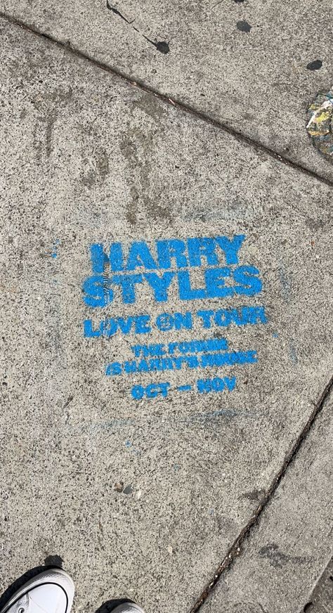 Harry Styles LOT Spray Paint on Sidewalk Spray Paint Alphabet, Spray Paint Typography, Street Sign Painting, Street Spray Paint, Spray Paint Quotes Wall Art, Typography Stencil, Spray Paint Stencils, Painting Tattoo, Cat Spray