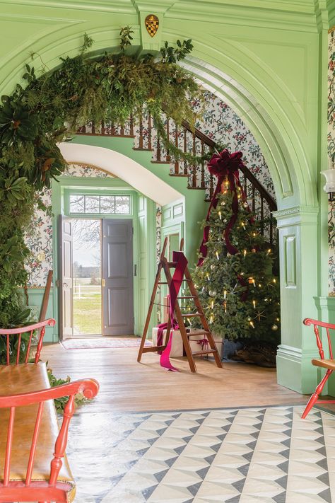 entry-hall-brookes-bank-christmas The Day After Christmas, Williamsburg Christmas, After Christmas Sales, Day After Christmas, Victorian Floor, Victorian Tiles, Classic Christmas Tree, Traditional Colonial, Virginia Homes