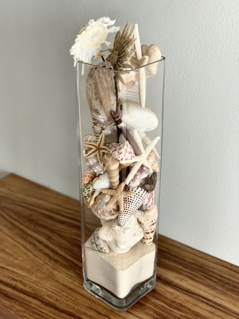 Seashell Vases Ideas, Sea Shells Crafts, Minimalism Decor, Beach Crafts Diy, Sand Island, Seashell Candles, Vase Deco, Oyster Shell Crafts, Seashell Wall Art