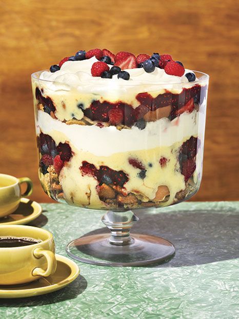 The solution for leftover cookies: Last Chance Cookie Trifle - Cottage Life Mixed Berry Shortcake, Birds Custard, Summer Party Desserts, Shortcake Trifle, Christmas Trifle Recipes, Bird's Custard, Mix Berry, Christmas Trifle, Berry Shortcake