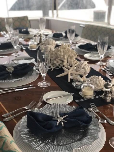 Nautical Place Setting, Yacht Table Decorations, Superyacht Table Settings, Yacht Stewardess Table Settings, Seafood Table Ideas, Yacht Table Decor, Yacht Table Settings, Yacht Decorating Ideas, Modern Dinner Party