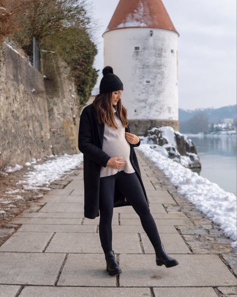 Pregnancy outfit idea. Winter pregnancy outfit. Maternity outfit for the third trimester. Maternity Mountain Outfits, Cold Winter Maternity Outfits, Pregnant Winter Outfits Cold Weather, 3rd Trimester Outfits Fall, Winter Outfit Maternity, Maternity Snow Outfits, Third Trimester Fall Outfits, Maternity Cold Weather Outfits, Third Trimester Winter Outfits