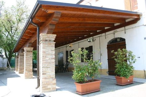 Costruire tettoia in legno - Pergole e tettoie da giardino - Realizzare tettoie in legno Outdoor Pergola Ideas, Covered Patio Design, Outdoor Covered Patio, Backyard Seating Area, Bungalow Style House Plans, Dream Patio, Patio Pergola, Pergola Ideas, Screened In Patio