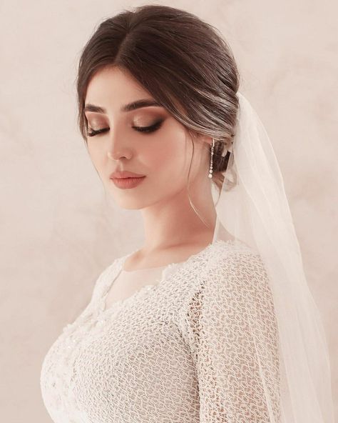 Simple Makeup Wedding Brides, Soft And Romantic Wedding Makeup, Loose Bridal Hairstyles, Bride Hair Ideas With Veil, Mekup Bride, Simple Bride Makeup, Bridal Hairstyle With Veil, Wedding Makeup Bride, Classy Makeup