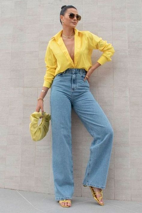 Discover the best jeans outfit trends for summer 2024, tailored for fashion-forward women. From high waisted wide leg jeans to chic black flares and casual blue denim, our guide covers all the essentials including mom fit, culottes, and baggy styles. Embrace the season with our styling tips on incorporating versatile accessories, cute denim dresses, and the evergreen denim skirt into your wardrobe. Perfect for women aged 25-55, our article provides inspiration to elevate your summer denim game w Wide Leg Outfit, Wide Leg Jeans Outfit, Legs Outfit, Outfits Con Jeans, Looks Jeans, Cool Winter, Denim On Denim, Elegante Casual, Casual Chic Outfit