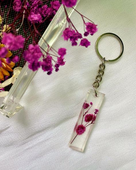 Resin Keychain Ideas, Resin Art Keychain, Floral Keychain, Keychain Ideas, Bridal Makeup Images, Flower Resin Jewelry, Makeup Images, Resin Crafts Tutorial, Resin Keychain