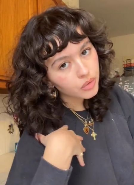 Enya Umanzor Haircut, Enya Umanzor Curly Hair, Enya Umanzor Short Hair, Enya Hair, Curly Baby Bangs, Enya Umanzor Hair, Microbangs Curly Hair, Fake Blonde, Curly Hair Baby