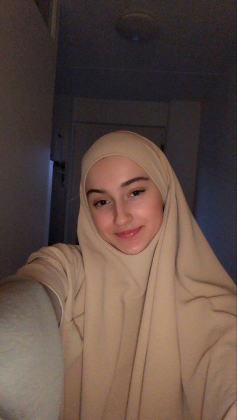 Headpiece Hijab, Foto Cewek Hijab Aesthetic, Wallpaper Instagram, Aesthetic Korean, Hijabi Outfits Casual, Best Poses For Pictures, Islamic Girl, Beautiful Muslim Women