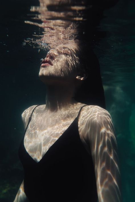 Underwater Shoot, Lilo Pelekai, Underwater Photoshoot, Underwater Portrait, Underwater Painting, Underwater Art, Photographie Portrait Inspiration, Slytherin Aesthetic, Hur Man Målar