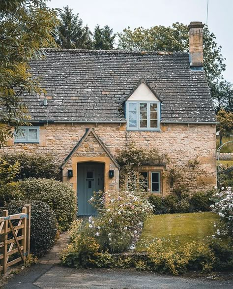 Sunshine On My Shoulders, Cottagecore Home Decor, Cotswolds Cottage, Cottagecore Home, Casa Country, Cottage Exterior, Dream Cottage, Countryside House, English Country House