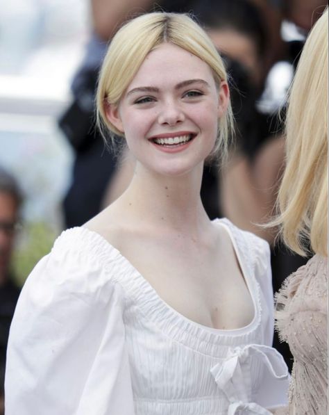 #coquette #ellefanning #aesthetic Ellie Fanning, Elle Fanning Style, Child Star, Blonde Women, Elle Fanning, Pale Skin, Celebrity Look, Cute Celebrities, Film Industry