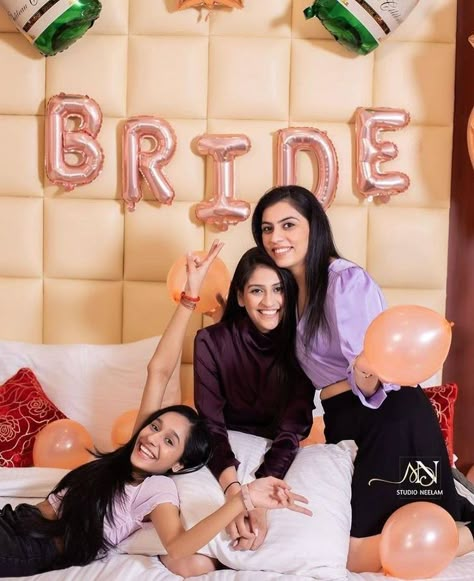 Bride To Be Poses For Bride With Friends, Pelli Photos, Bride To Be Photoshoot With Friends, Bride To Be Photoshoot, Bestie Poses, Bride To Be Decorations, Bridal Shower Photography, Bachelorette Party Photo, Wedding Party Games