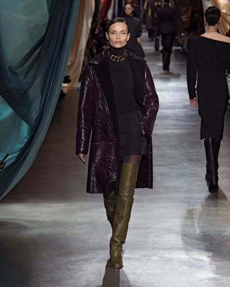 Fendi Women's Fall/Winter 2024-25 Fashion Show Fendi Runway, Fendi Couture, Fashion 2024, Winter 2024, Angelina Jolie, City Chic, Fall 2024, Womens Fall, Fashion Show