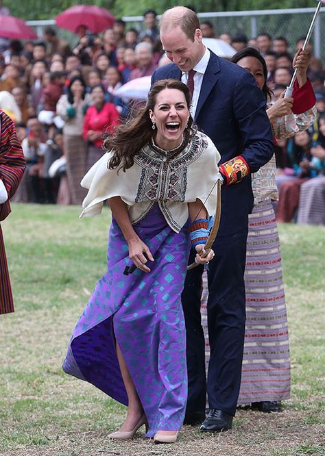 Best photos of Kate Middleton in hysterics, on and off duty! | HELLO! Principe William Y Kate, Umgestaltete Shirts, Düşes Kate, Looks Kate Middleton, Will And Kate, Kate Middleton Prince William, Kate Middleton And Prince William, Estilo Real, Catherine Elizabeth Middleton