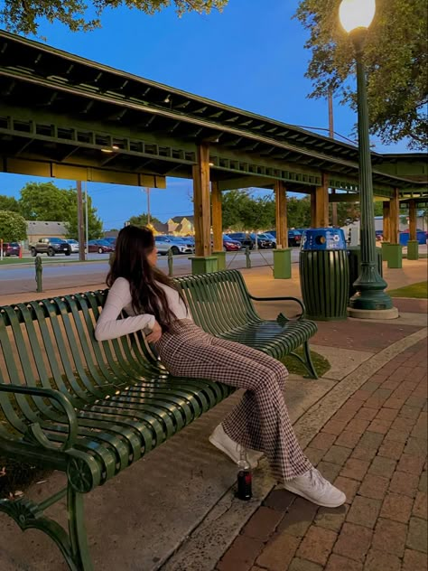 Bench Poses Instagram, Park Photo Ideas Aesthetic, Park Picture Ideas Instagram, Park Instagram Pictures, Park Photoshoot Ideas Instagram, Aesthetic Park Pictures, Bench Photoshoot, Park Photoshoot Ideas, Playground Photo Shoot