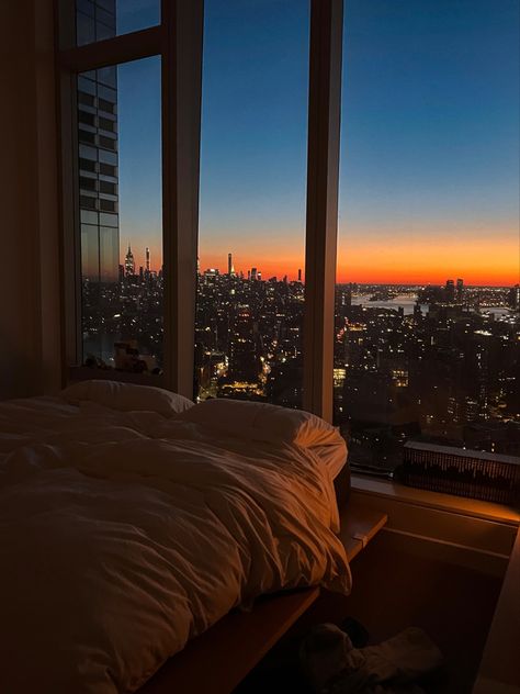 City Apartment Aesthetic, New York Apartment Aesthetic, Nyc Apartment Aesthetic, Penthouse Aesthetic, Appartement New York, City Bedroom, Penthouse View, Nyc Penthouse, City View Apartment