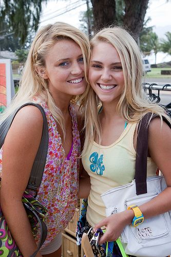 ♡♥Anna Sophia Robb who plays Bethany Hamilton is on beach with Lorraine Nicholson who plays Alana Blanchard in the 'Soul Surfer' movie♥♡ Surfing Workout, Alana Blanchard, No Ordinary Girl, Mavericks Surfing, Bethany Hamilton, Soul Surfer, Annasophia Robb, Surfer Girl Style, Burton Snowboards