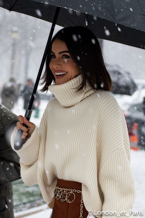 Camila Coelho Paris Fashion Week Chanel SS19 Street Style Camilla Coelho, Paris Fashion Week Chanel, Style Parisienne, London Street Style, Cozy Outfit, Types Of Fashion Styles, Fashion Classy, Instagram Fashion, Fashion Photo