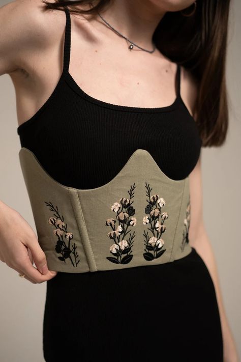 Floral Women's Linen Underbust Corset Top Embroidered Bustier Eyelet and Grommet Closure Elegant Birthday Boho Style Women's Day Gift Sale - Etsy Canada Linen Corset, Embroidered Bustier, Birthday Boho, Cotton Flower, Boho Chic Style, Estilo Boho Chic, Mode Boho, Corset Belt, Trendy Fashion Tops