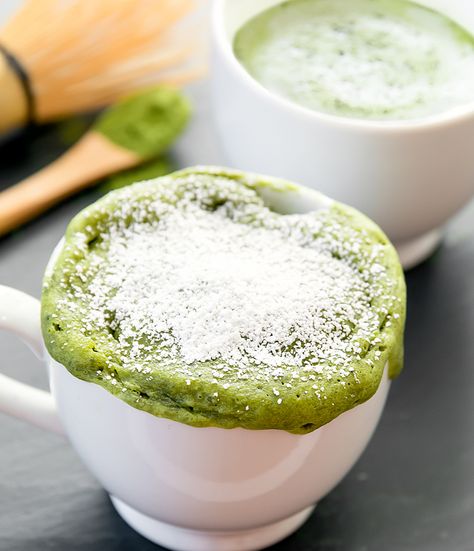 This matcha latte flavored mug cake cooks in the microwave for an easy dessert that is ready in just a few minutes. Matcha Mug Cake Microwave, Banana Mug Cake, Matcha Dessert, Zucchini Cake, Yogurt Cake, Italian Pizza, Trending Recipes, Matcha Latte, Savoury Cake