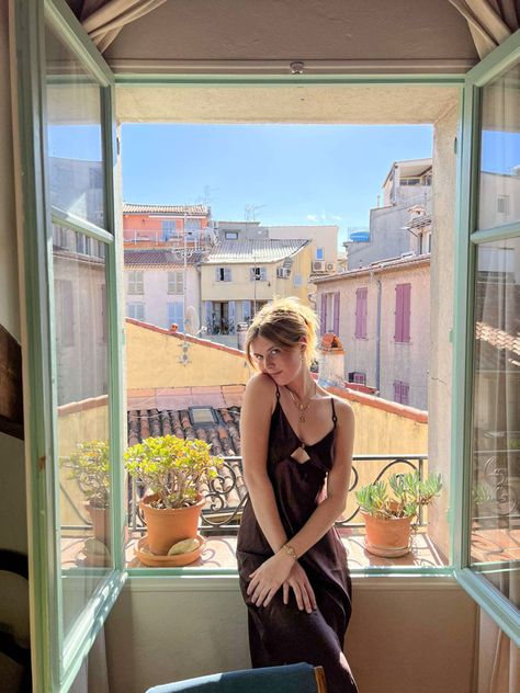 South Italy Aesthetic Clothes, Europe Summer Aesthetic Outfits, France Aesthetic Pictures, Nice France Photos, South France Summer Outfits, Southern France Aesthetic Outfits, Portugese Girl Aesthetic, Nice France Aesthetic Outfit, South Of France Photo Ideas