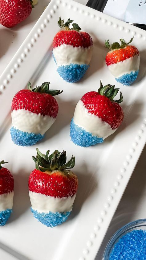 Stephanie Niemis | These Patriotic Chocolate Covered Strawberries are such an easy festive treat for Memorial Day or 4th of July! You just need 3 ingredients,… | Instagram 4th Of July Chocolate Covered Treats, Patriotic Chocolate Covered Strawberries, 4th Of July Chocolate Covered Strawberry, Fourth Of July Strawberries, 4th Of July Strawberries, Dozen Chocolate Covered Strawberries, Memorial Day Desserts, Chocolate Designs, Blue Sprinkles