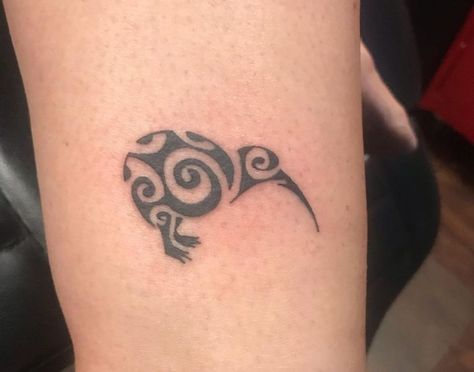 35+ Amazing Kiwi Bird Tattoos with Meanings - Body Art Guru New Zealand Tattoos For Women, New Zealand Tattoo Ideas Maori, Kiwi Fruit Tattoo, New Zealand Tattoo Ideas, Kiwi Bird Tattoo, Kiwi Tattoo, Nz Tattoo, Koru Tattoo, Elephant Tattoo Meaning