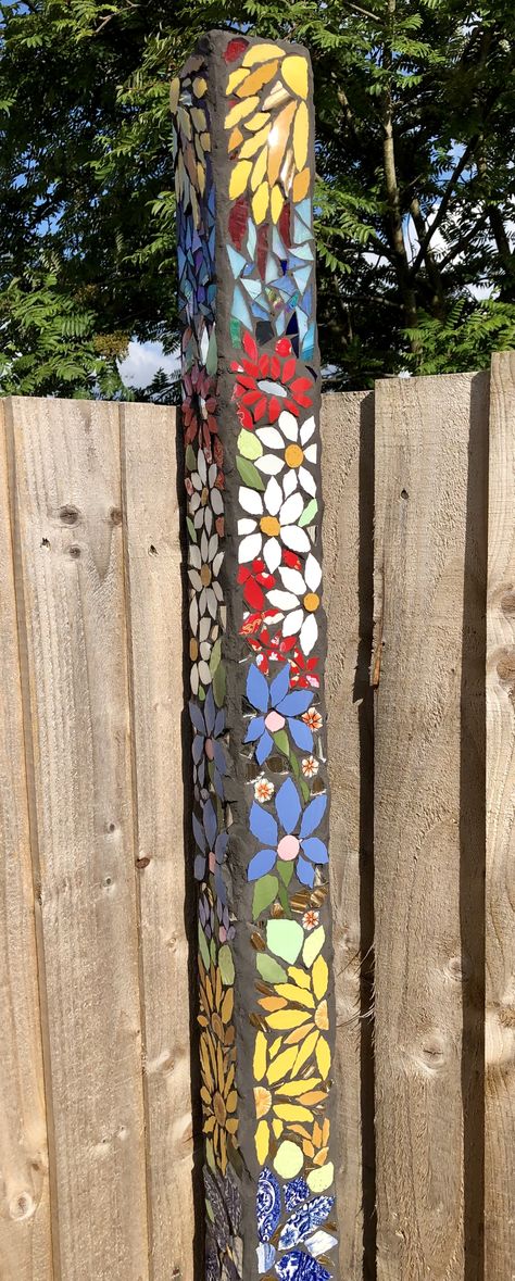 Mosaic Totem Poles Yard Art, Mosaic Totem Poles, Diy Garden Totems How To Make, Peace Pole Diy, Totem Pole Art, Peace Poles, Garden Mosaics, Fairy Garden Art, Door Bench