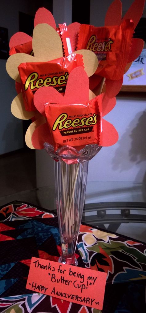 A Reeses Peanut Butter Cup Bouquet! Anniversary gift to my fiance with a little note saying, "Thanks for being my 'Butter Cup.'" Reeses Peanut Butter Cups Gift Ideas, Reese’s Gift Ideas, Reeses Valentines Ideas, Reeses Valentines, Reeses Gift, Bf Crafts, To My Fiance, Fiance Birthday Gift, Valentines Ideas For Him