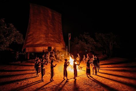 Gong Festival is one of the photos recognised by UNESCO as an oral and intangible heritage of humanity in 2005. Abandoned Train Station, Cultural Festival, Photo Competition, Photography Contests, Simple Game, World Best Photos, Wallpaper App, Music Festival, Lamp Post