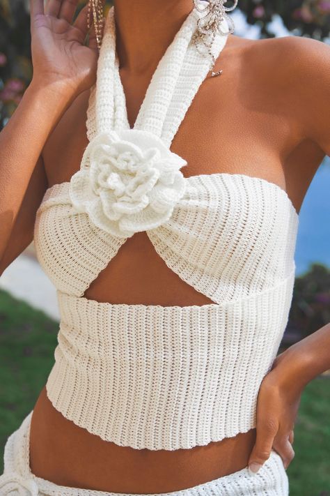 Free Guide for Beginners: Design Crochet Simple Flowers Crochet Clothing Patterns, Summer Dress Crochet, Crochet Bralettes, Twilight Dr, Crochet Shirts, Crochet Floral Top, Holiday Outfits Women, Crochet Bra, Bra Pattern