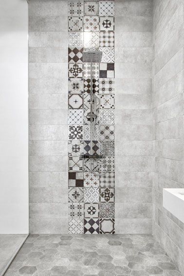 Design Interior Baie, Black And White Tiles, Mirror On The Wall, Bathroom Tile Designs, Bathroom Shower Tile, Toilet Design, Bathroom Renos, White Tiles, Laundry In Bathroom