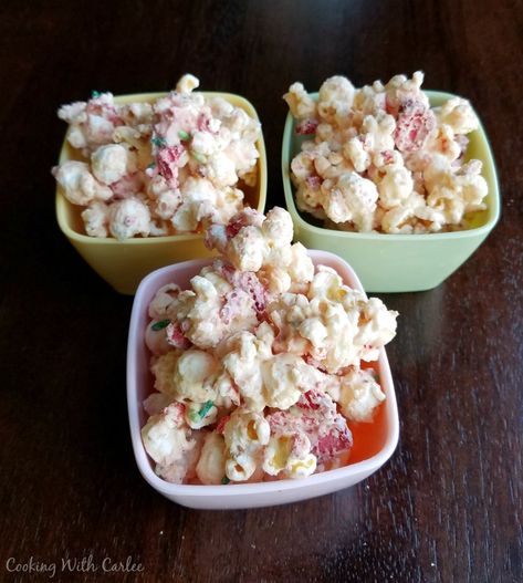 This quick and easy popcorn recipe is a fun munchy for parties. Strawberries and cream popcorn is especially fun in spring, but is great year round. Strawberry Popcorn, Sweet Snack Mix, Flavored Popcorn Recipes, Popcorn Recipes Sweet, Popcorn Recipes Easy, Easy Popcorn, White Chocolate Popcorn, Sweet Popcorn, Recipe Strawberry