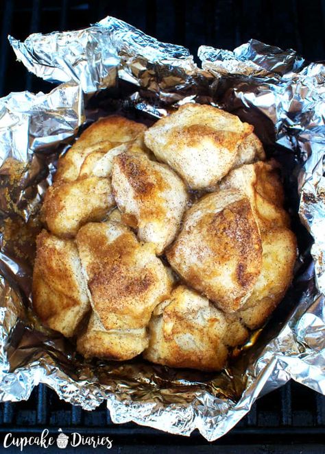 Tin Foil Monkey Bread Campfire Dinner Recipes, Vegetarian Camping Recipes, Vegetarian Camping, Camp Cooking Recipes, Camping Dessert Recipes, Dutch Oven Camping Recipes, Campfire Desserts, Camping Dishes, Foil Dinners