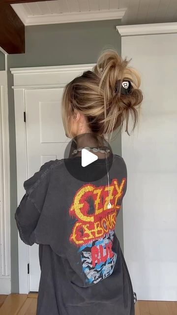 TORIE BLISS on Instagram: "Straight hair messy bun 🔥🎱⚡️" Messy Bun Tutorial For Long Hair, Straight Hair Messy Bun, Quick Hairdos, Hair Messy Bun, Hair Messy, Messy Bun Tutorial, Easy Bun, Edgy Hair, Hair Styler