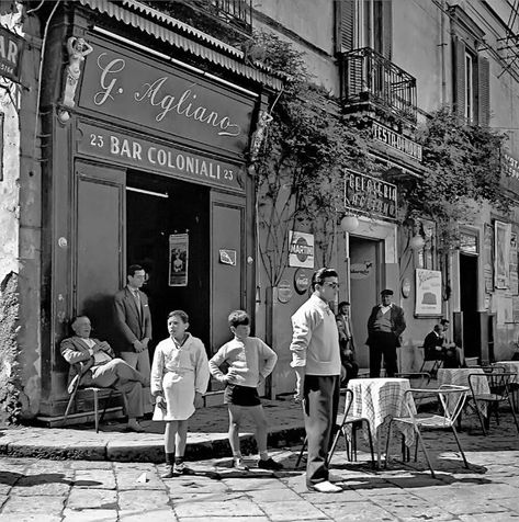 25 Fascinating Black and White Photographs Capture Everyday Life in Italy in the 1950s ~ Vintage Everyday Italy Black And White, Italian Street, Cities In Italy, Street Portrait, Italy Photography, Naples Italy, Vintage Italy, Black And White Aesthetic, Black And White Photographs