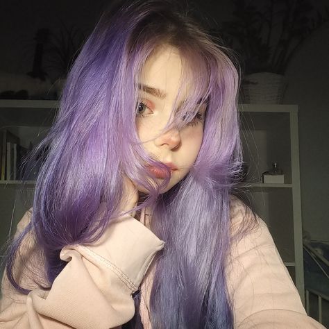 Pastel Purple Hair Dark Roots, Light Purple Hair Dark Roots, Pastel Purple And Black Hair, Purple Hair Girl Aesthetic, Purple Hair Icon, Purple Straight Hair, Purple Hair Aesthetic, Roxo Aesthetic, Dark Violet Hair