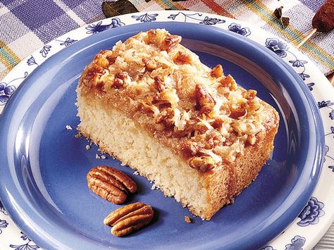 This versatile cake, a long-standing favorite among users of Bisquick® mix, can be served for dessert or breakfast. Velvet Crumb Cake, Homemade Bisquick Recipe, Bisquick Recipe, Homemade Bisquick, Apple Crumb Cakes, Crumb Cake Recipe, Bisquick Recipes, Cake Walk, Crumb Cake