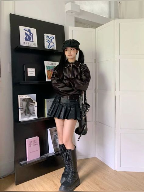 Mini Skirt Outfit Y2k Grunge, Uni Fall Outfits, Y2k Skirt Outfit, Boots Emo, Weird Outfits, Mini Black Skirt, Skirt Outfits Aesthetic, Black Skirt Outfits, Y2k Aesthetic Fashion