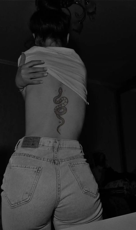 Spinal Snake Tattoo, Snake Tattoo Down Spine, Tattpp Ideas Woman, Back Tattoo Women Snake, Snake Back Tattoo Women, Witchy Spine Tattoos For Women, Spine Tats For Women Snake, Snake Spinal Tattoo Women, Snake Tattoo Back