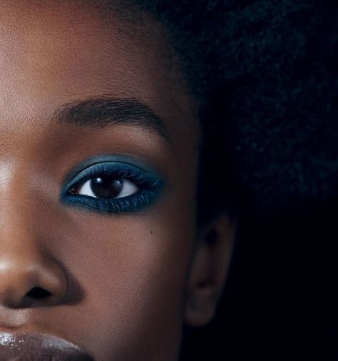 Deep Blue Eyeshadow, Dark Blue Eyeliner Brown Eyes, Teal Eyeliner Blue Eyes, Dark Blue And Black Eyeshadow, Chanel Mascara, Christmas Eye Makeup, Blue Eyeshadow Editorial, Blue Makeup Looks, Givenchy Beauty