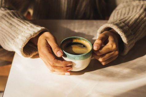 Coffee Engagement Photos, Ginger Tea Benefits, Easy Breakfast Brunch, Coffee Shop Photography, Low Cholesterol Recipes, Couple Coffee, Coffee Shot, Dessert Smoothie, Grocery Foods